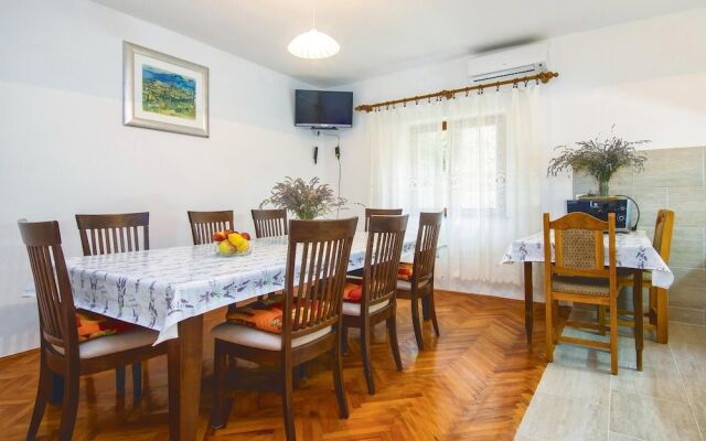 Stunning Apartment in Dugi Rat With 2 Bedrooms and Wifi