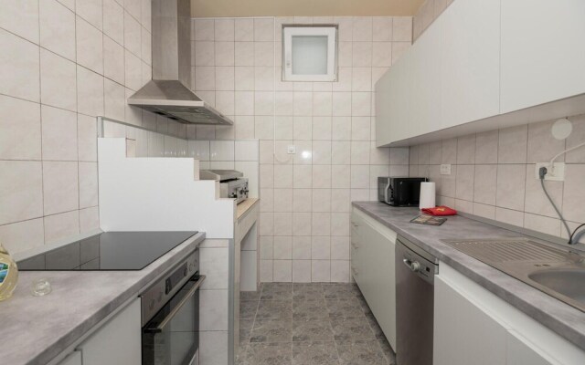 Stunning Home in Bast With 4 Bedrooms, Jacuzzi and Wifi