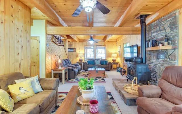 Hot Tub + Decks: Sherwood Forest Cabin
