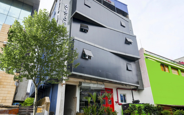 OYO Townhouse 412 Aditya International