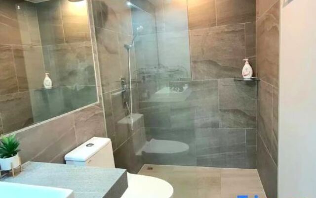 Modern 61m2 Apt, Ideally Located (200Mbps+ Wi-Fi)