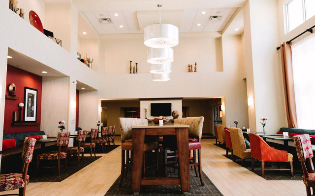 Hampton Inn & Suites Minot Airport