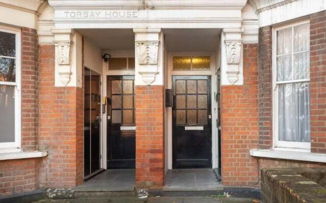 Light & airy studio, 2 mins from Queen's Park tube