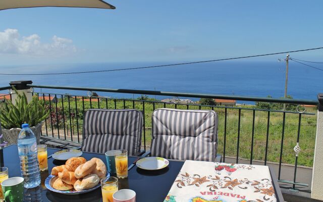 Ideal for couples or families, sunny area surrounded by vines | Casa Vista Bela
