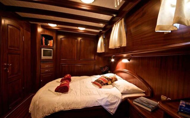 Plaghia Charter Boat&Breakfast