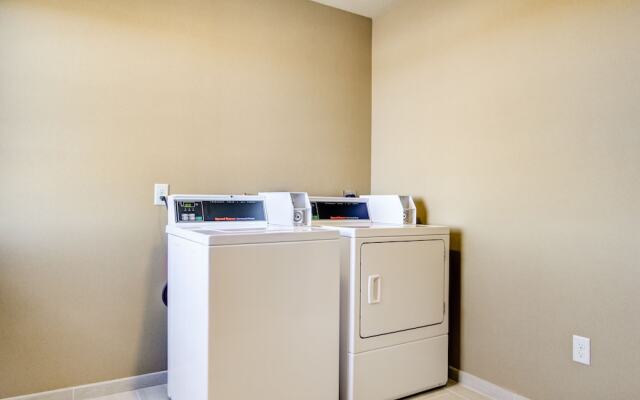 Castle Rock Inn & Suites