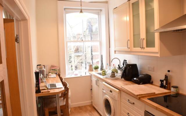 Homely 2 Bedroom Apartment in Earl's Court