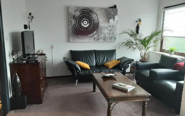 B & B D N Engel