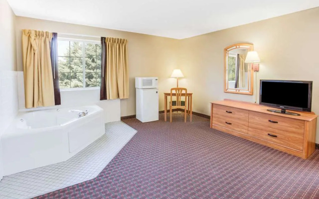 Super 8 Le Claire/Quad Cities