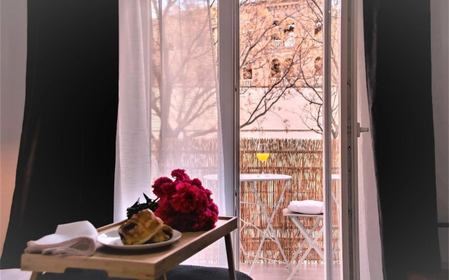 Duerme junto a la Plaza de Toros de Granada.