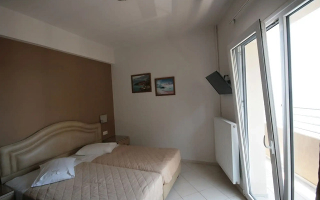 Kronos Hotel