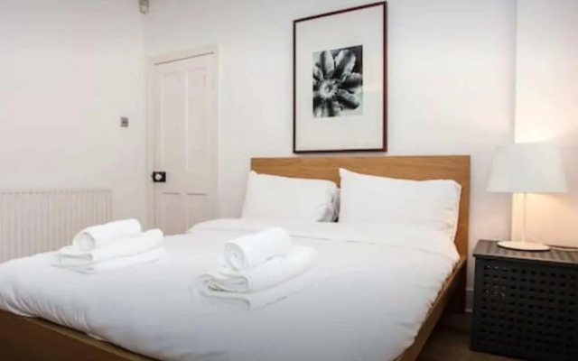 Stylish Newly Refurbished 2 Bedroom Flat With Terrace