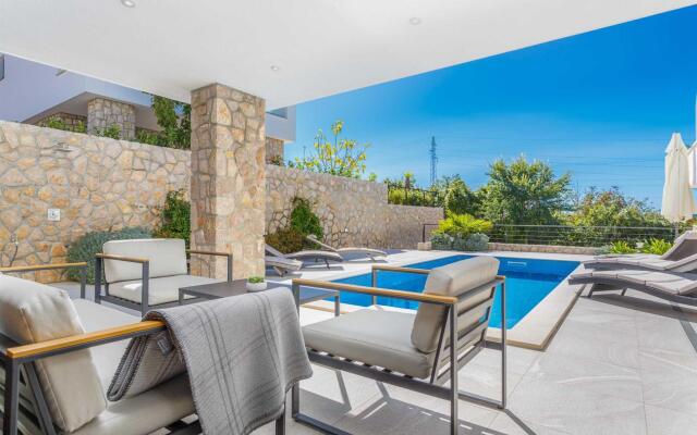 Villa MARIA with heated swimming pool