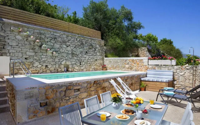 Cozy Holiday Home With Pool and Whirlpool in Maheri