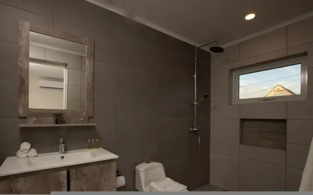 NEW - Cozy Modern One Bedroom Close to Beach