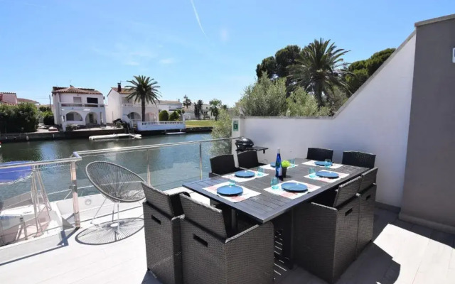 392- casa al canal con amarre y jacuzzi