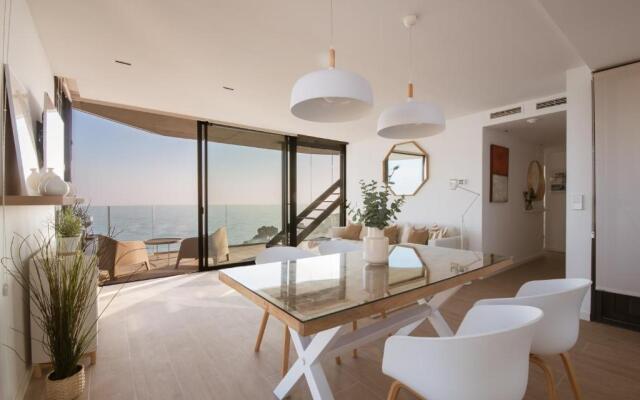 Stunning sea view hot tube posh BLUE SKY APARTMENT