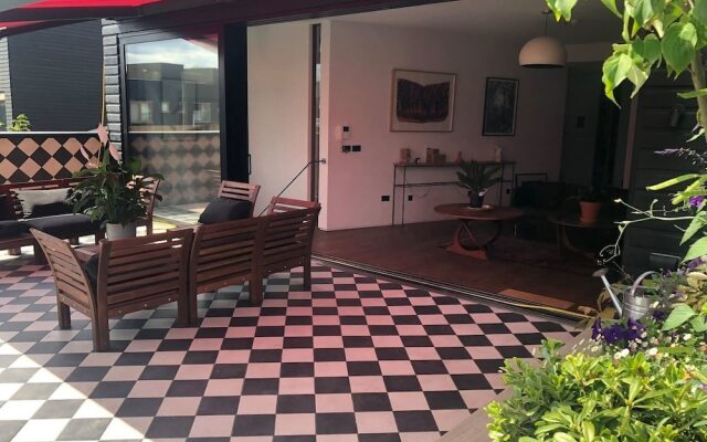 3-bed Flat w/ 2 Terraces in Hackney, East London!