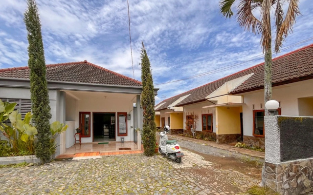 RedDoorz at Penginapan Garuda Batu