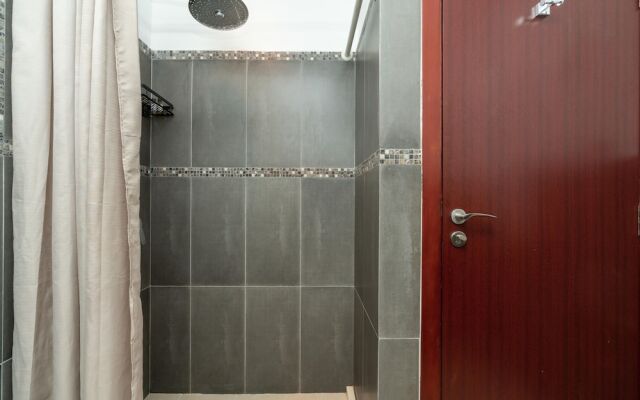 Whitesage - Magnificent Waterfront Apt, Steps From the Beach