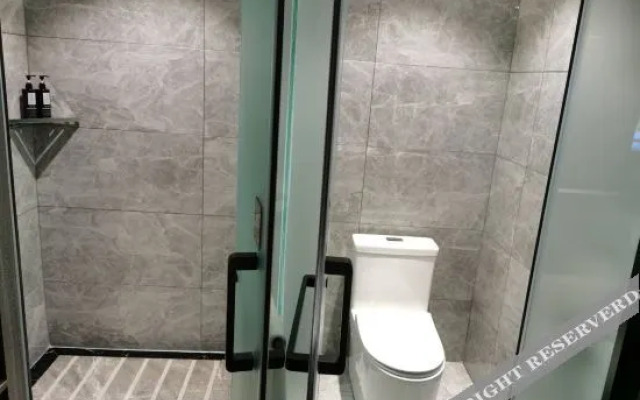 Yihai Hotel (Zhengzhou South China City Longhu Jinyi City Shopping Center Branch)