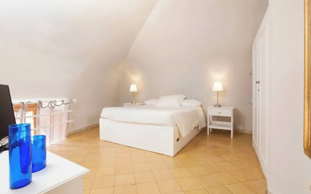 Renoir Small Loft on Giulia Street