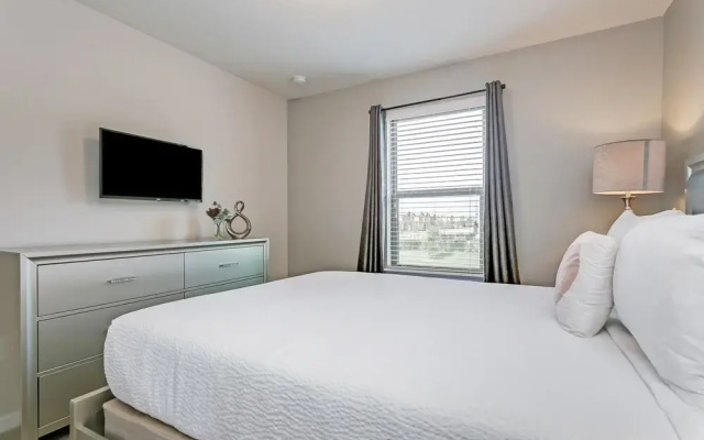 Beautiful Townhome W/private Pool 7 mi to Disney