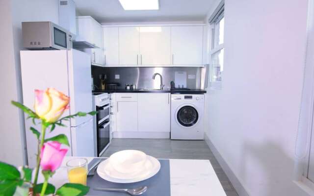 Modern Sea Front Apartment Sleeps 10