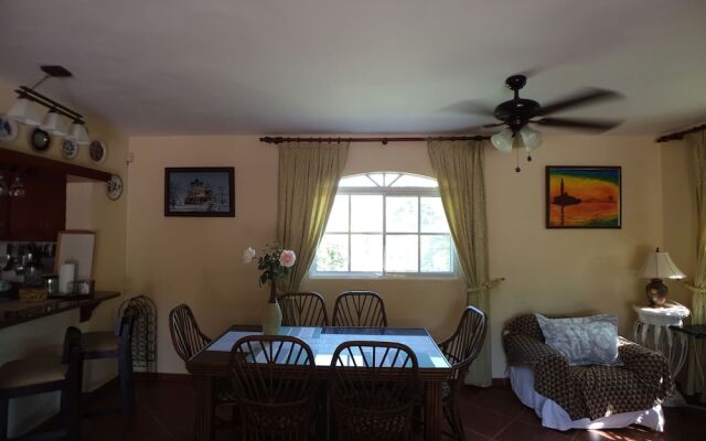 Great Privacy 3 Bedroom Villa Near the Beach