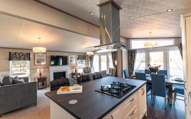 Sutton Lodge With Hot Tub