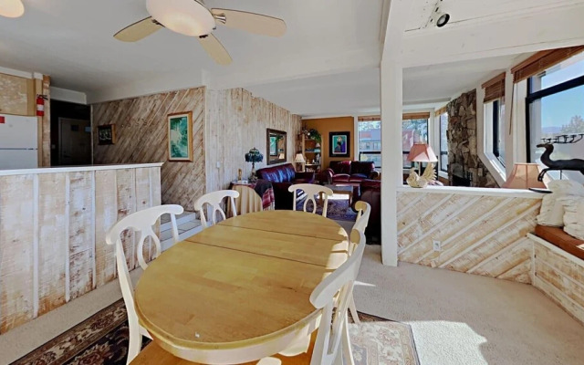 Slopeside 2 Bedroom Condo with 3 Hot Tubs, Sauna and Pool! Next To Canyon Lodge! by RedAwning