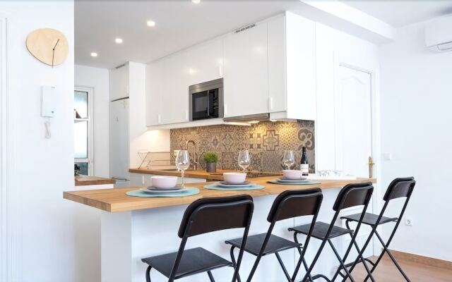 Delightful Apartment on The First Shoreline Ref 141