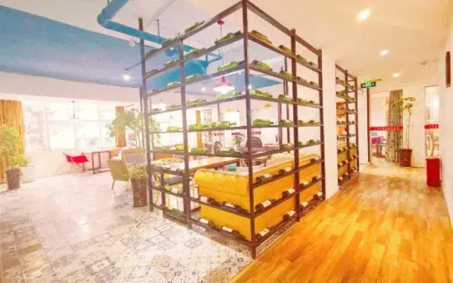 Huaying Qianli Express Hotel