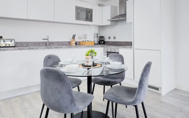 Salford - 2 Bed Apartment - Sleeps 4 - Wifi