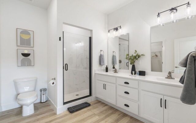 New Lakeview Penthouse - Amenities Galore!