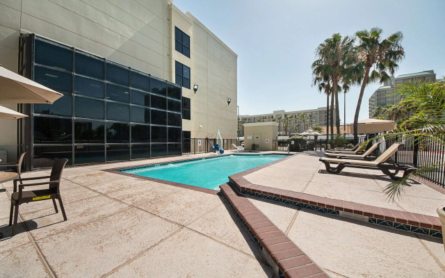 Comfort Suites Beachside