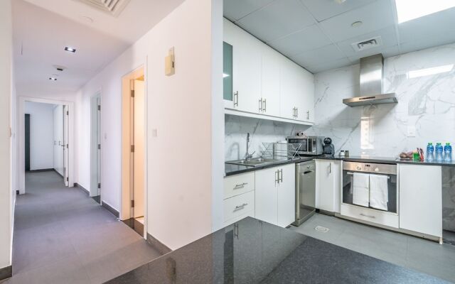 Luxury Waterfront Apartment with Beach Access