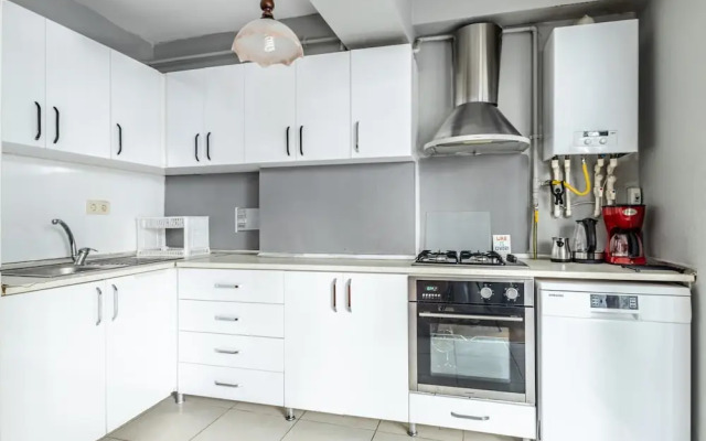 Flat With Backyard 6 min to Bostanci Show Center