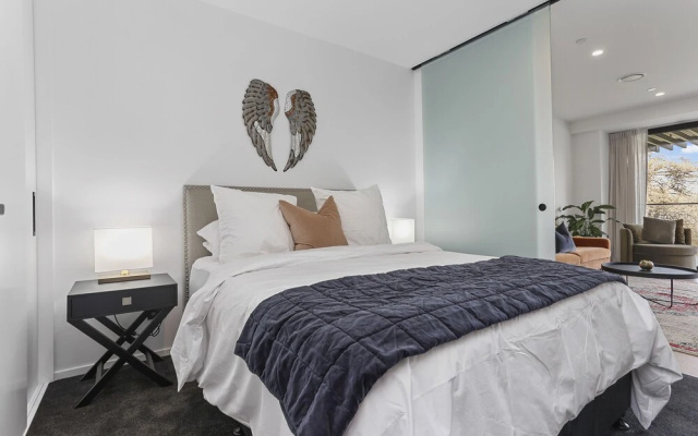 Modern Styled Apartment with Stunning Park Views and Car Park by Urban Butler, Auckland – Guest Rooms – Auckland