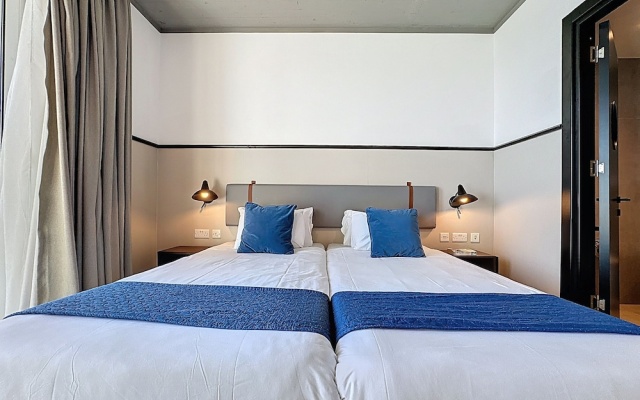 South 32 Hotel by Zzzing