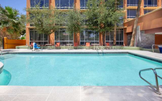 Holiday Inn Express and Suites Phoenix Midtown