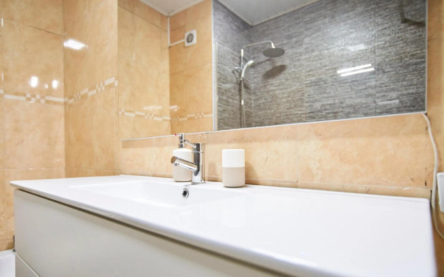 Riverside (with 3 Bedrooms) by JC