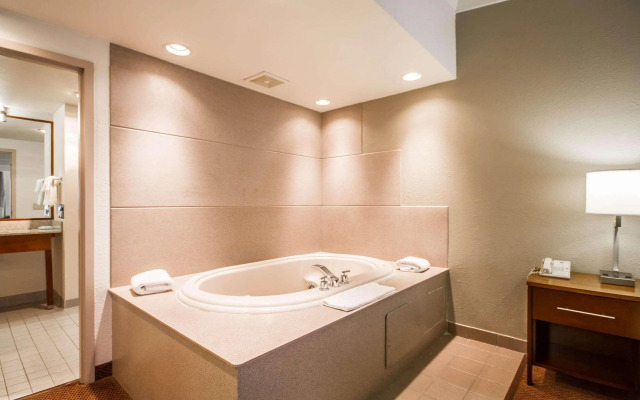 Comfort Inn & Suites Madison - Airport