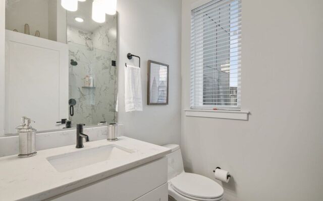 Bright 3 Bedroom + Rooftop Views