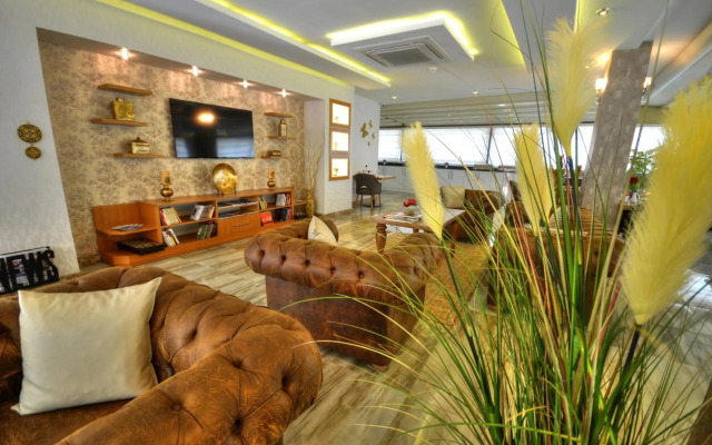 Golden Deluxe Hotel