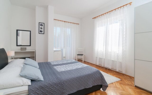 Nice Home in Split With Sauna, Wifi and 7 Bedrooms