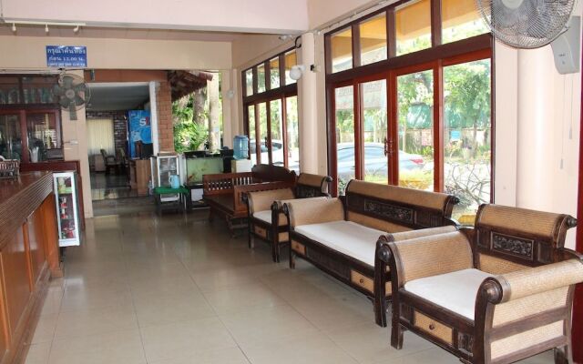 Oyo 75409 Premium The Family Hotel