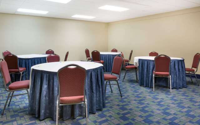 Days Inn & Suites by Wyndham Bridgeport - Clarksburg