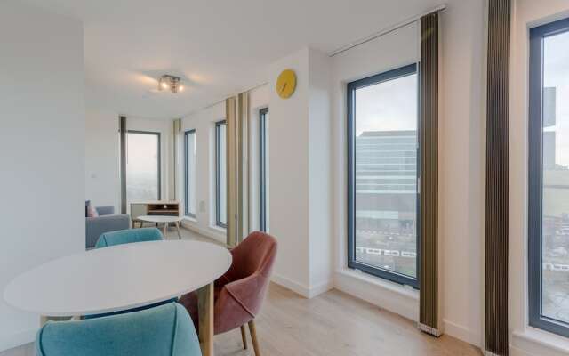 Modern 1 Bedroom Apartment With Views in Stratford