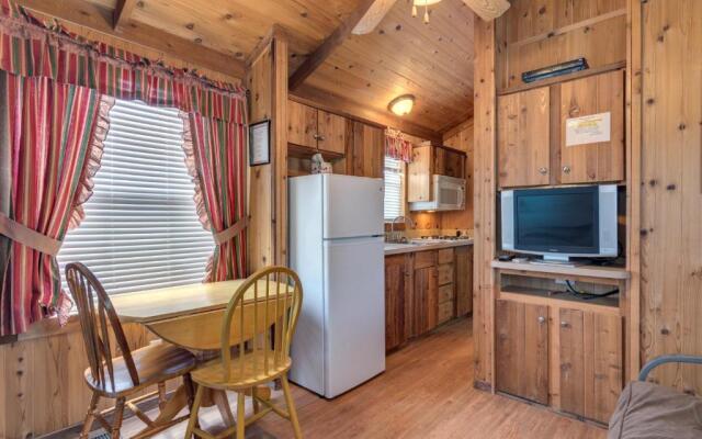 Lake Conroe One-Bedroom Cabin 3